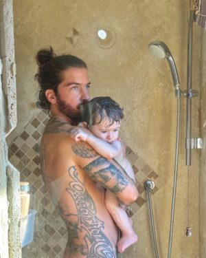 Lysandre Nadeau Instagram - première baignade dans la mer pour BB 🌊 

ça n’aura pris qu’une journée en Jamaïque pour que je remette toute ma vie en question, évidemment. je veux que mon bébé grandisse tout nu dans l’herbe au soleil à manger des fruits