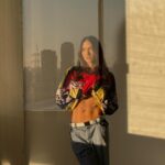 Lysandre Nadeau Instagram – prendre le temps de se feeler des fois c’est important j’pense. en tout cas, peut-être. sûrement même. 

merci mon fiancé de me photographier, c’est gentil