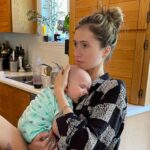 Lysandre Nadeau Instagram – Il y a aujourd’hui 11 mois, le 18 février 2023, à 15h41, mon bébé est né avec une hernie diaphragmatique non détectée pendant la grossesse. 

Le 22 février 2023, à 8h52, mon amie Judith m’écrivait qu’elle pensait à moi. Qu’elle m’envoyait du courage et de l’amour. Qu’elle aurait aimé que ça se passe différemment pour moi.

À 15h42 cette journée-là, mon amie Judith et son conjoint Alex ont perdu leur fils Simon, décédé subitement à l’âge de 11 mois. 

Tous les jours depuis, je pense à elle. Je lui envoie du courage et de l’amour. J’aurais aimé que ça se passe différemment pour elle. 

Simon est le premier bébé que j’ai serré dans mes bras pendant ma grossesse, en m’imaginant ce que ça allait être de serrer mon garçon. 

Tatie Juju et tonton Alex sont toujours là pour cajoler, faire rire et prendre soin de notre Blaise. Ici et là dans sa chambre, on peut trouver un pyjama, un livre, une doudou qui appartenaient à Simon.

Je pleure en écrivant ces lignes. Je n’ai jamais réussi à trouver les mots. Encore aujourd’hui, ça me paralyse. 

En cette journée des 11 mois à BB, c’est à Simon que je pense à chaque seconde. Je ne pouvais pas utiliser cette journée pour autre chose que de lui rendre hommage. À lui, à sa maman, à son papa. Vous êtes un exemple de force. 

J’ai hâte de voir tout ce que la vie vous réserve de beau pour la suite. Je serai aux premières loges.

Je vous aime, tous les trois.
@jouujouu @alexlaptatoueur
