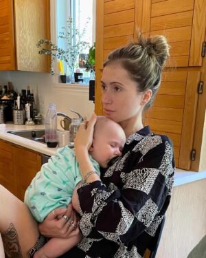 Lysandre Nadeau Instagram - Il y a aujourd’hui 11 mois, le 18 février 2023, à 15h41, mon bébé est né avec une hernie diaphragmatique non détectée pendant la grossesse. 

Le 22 février 2023, à 8h52, mon amie Judith m’écrivait qu’elle pensait à moi. Qu’elle m’envoyait du courage et de l’amour. Qu’elle aurait aimé que ça se passe différemment pour moi.

À 15h42 cette journée-là, mon amie Judith et son conjoint Alex ont perdu leur fils Simon, décédé subitement à l’âge de 11 mois. 

Tous les jours depuis, je pense à elle. Je lui envoie du courage et de l’amour. J’aurais aimé que ça se passe différemment pour elle. 

Simon est le premier bébé que j’ai serré dans mes bras pendant ma grossesse, en m’imaginant ce que ça allait être de serrer mon garçon. 

Tatie Juju et tonton Alex sont toujours là pour cajoler, faire rire et prendre soin de notre Blaise. Ici et là dans sa chambre, on peut trouver un pyjama, un livre, une doudou qui appartenaient à Simon.

Je pleure en écrivant ces lignes. Je n’ai jamais réussi à trouver les mots. Encore aujourd’hui, ça me paralyse. 

En cette journée des 11 mois à BB, c’est à Simon que je pense à chaque seconde. Je ne pouvais pas utiliser cette journée pour autre chose que de lui rendre hommage. À lui, à sa maman, à son papa. Vous êtes un exemple de force. 

J’ai hâte de voir tout ce que la vie vous réserve de beau pour la suite. Je serai aux premières loges.

Je vous aime, tous les trois.
@jouujouu @alexlaptatoueur
