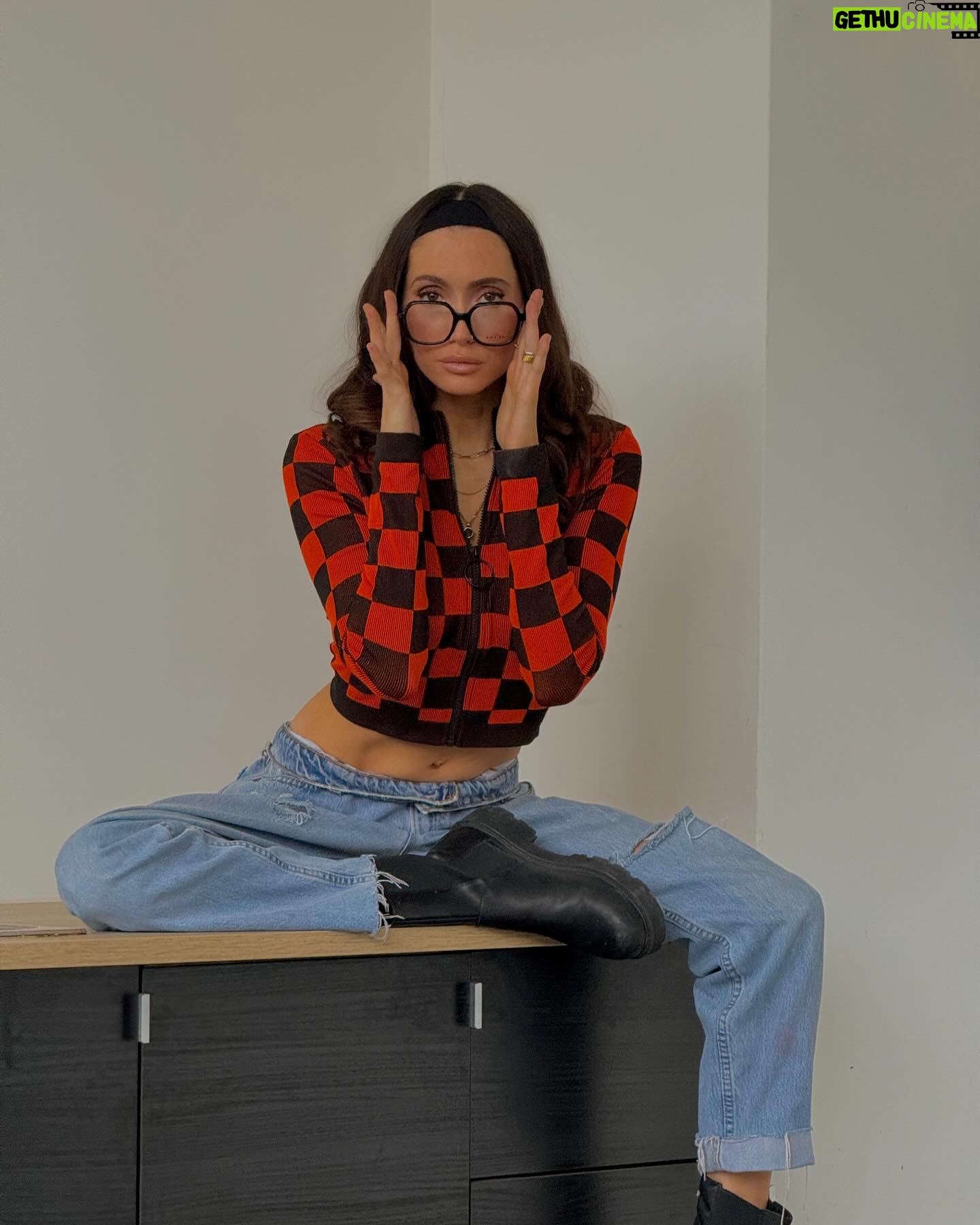 Lysandre Nadeau Instagram - mon chum sort une collection de lunettes et je suis une proud girlfriend!!!!! 🤍🤓 disponible dès maintenant dans toutes les succursales de scoop vision https://scoopvision.ca/