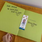 Lysandre Nadeau Instagram – Il y a aujourd’hui 11 mois, le 18 février 2023, à 15h41, mon bébé est né avec une hernie diaphragmatique non détectée pendant la grossesse. 

Le 22 février 2023, à 8h52, mon amie Judith m’écrivait qu’elle pensait à moi. Qu’elle m’envoyait du courage et de l’amour. Qu’elle aurait aimé que ça se passe différemment pour moi.

À 15h42 cette journée-là, mon amie Judith et son conjoint Alex ont perdu leur fils Simon, décédé subitement à l’âge de 11 mois. 

Tous les jours depuis, je pense à elle. Je lui envoie du courage et de l’amour. J’aurais aimé que ça se passe différemment pour elle. 

Simon est le premier bébé que j’ai serré dans mes bras pendant ma grossesse, en m’imaginant ce que ça allait être de serrer mon garçon. 

Tatie Juju et tonton Alex sont toujours là pour cajoler, faire rire et prendre soin de notre Blaise. Ici et là dans sa chambre, on peut trouver un pyjama, un livre, une doudou qui appartenaient à Simon.

Je pleure en écrivant ces lignes. Je n’ai jamais réussi à trouver les mots. Encore aujourd’hui, ça me paralyse. 

En cette journée des 11 mois à BB, c’est à Simon que je pense à chaque seconde. Je ne pouvais pas utiliser cette journée pour autre chose que de lui rendre hommage. À lui, à sa maman, à son papa. Vous êtes un exemple de force. 

J’ai hâte de voir tout ce que la vie vous réserve de beau pour la suite. Je serai aux premières loges.

Je vous aime, tous les trois.
@jouujouu @alexlaptatoueur