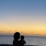 Lysandre Nadeau Instagram – Il y a aujourd’hui 11 mois, le 18 février 2023, à 15h41, mon bébé est né avec une hernie diaphragmatique non détectée pendant la grossesse. 

Le 22 février 2023, à 8h52, mon amie Judith m’écrivait qu’elle pensait à moi. Qu’elle m’envoyait du courage et de l’amour. Qu’elle aurait aimé que ça se passe différemment pour moi.

À 15h42 cette journée-là, mon amie Judith et son conjoint Alex ont perdu leur fils Simon, décédé subitement à l’âge de 11 mois. 

Tous les jours depuis, je pense à elle. Je lui envoie du courage et de l’amour. J’aurais aimé que ça se passe différemment pour elle. 

Simon est le premier bébé que j’ai serré dans mes bras pendant ma grossesse, en m’imaginant ce que ça allait être de serrer mon garçon. 

Tatie Juju et tonton Alex sont toujours là pour cajoler, faire rire et prendre soin de notre Blaise. Ici et là dans sa chambre, on peut trouver un pyjama, un livre, une doudou qui appartenaient à Simon.

Je pleure en écrivant ces lignes. Je n’ai jamais réussi à trouver les mots. Encore aujourd’hui, ça me paralyse. 

En cette journée des 11 mois à BB, c’est à Simon que je pense à chaque seconde. Je ne pouvais pas utiliser cette journée pour autre chose que de lui rendre hommage. À lui, à sa maman, à son papa. Vous êtes un exemple de force. 

J’ai hâte de voir tout ce que la vie vous réserve de beau pour la suite. Je serai aux premières loges.

Je vous aime, tous les trois.
@jouujouu @alexlaptatoueur