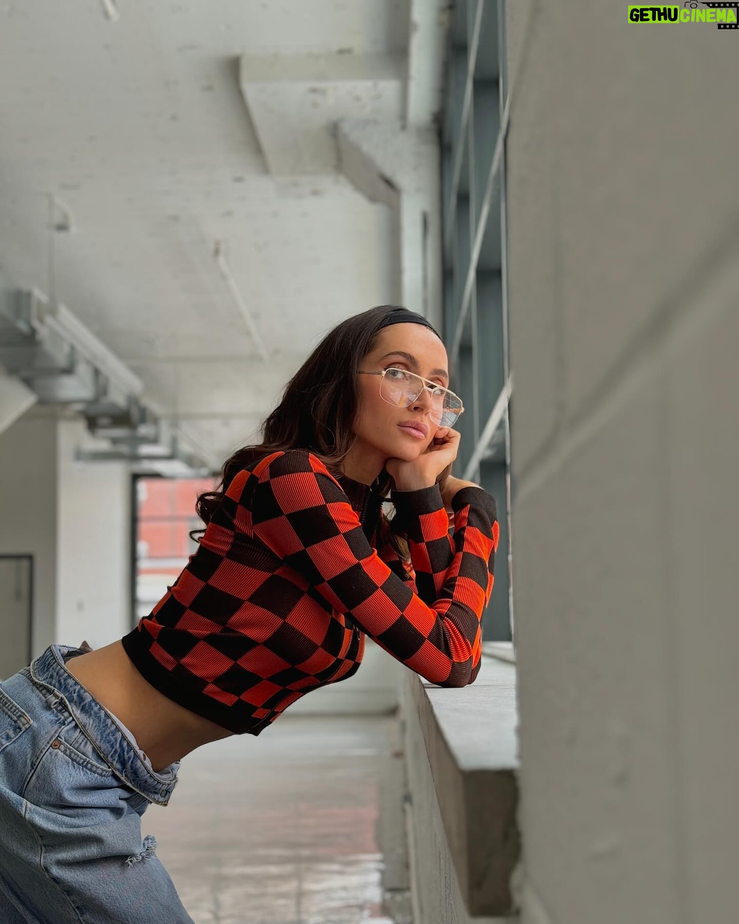 Lysandre Nadeau Instagram - mon chum sort une collection de lunettes et je suis une proud girlfriend!!!!! 🤍🤓 disponible dès maintenant dans toutes les succursales de scoop vision https://scoopvision.ca/