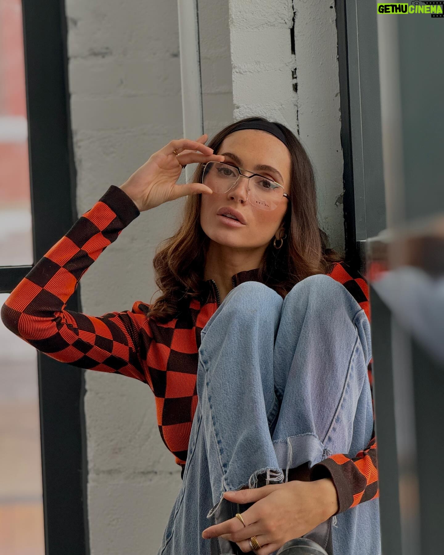 Lysandre Nadeau Instagram - mon chum sort une collection de lunettes et je suis une proud girlfriend!!!!! 🤍🤓 disponible dès maintenant dans toutes les succursales de scoop vision https://scoopvision.ca/