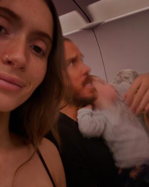 Lysandre Nadeau Instagram - 9 months in, 9 months out. 🤰🏻🤱🏻

C’est difficile pour moi de concevoir que le même laps de temps s’est écoulé depuis ta naissance que celui où tu étais dans mon ventre. C’est une thématique qui revient beaucoup dans ma vie depuis la maternité: la perception du temps. 

Je regarde des photos de tes premiers jours avec une incompréhension totale. Tu grandis sous mes yeux à une vitesse ahurissante. Déjà, tu apprends à redescendre les marches que tu montes depuis un mois sans problème. J’ai de la misère à te suivre des fois -maman est fatiguée-, mais c’est avec énormément de fierté que j’essaie d’accélérer le pas pour rattraper ta fougue inépuisable.

J’espère que tu te sentiras toujours en sécurité avec moi de vivre tout ce que tu as envie et besoin de vivre. Que tu trouveras toujours en ta maman un endroit de soutien et de réconfort. J’espère que tu te sentiras toujours vu et entendu. 

J’espère que tu sauras que tu peux me prendre pour acquise, pour toujours. Que tu le ressentiras fort, que mon amour est sans condition.

Te voir grandir et t’épanouir de toutes tes couleurs est ma plus grande mission. 

Je t’aime mon BB

tellement fort 
tellement toujours plus fort