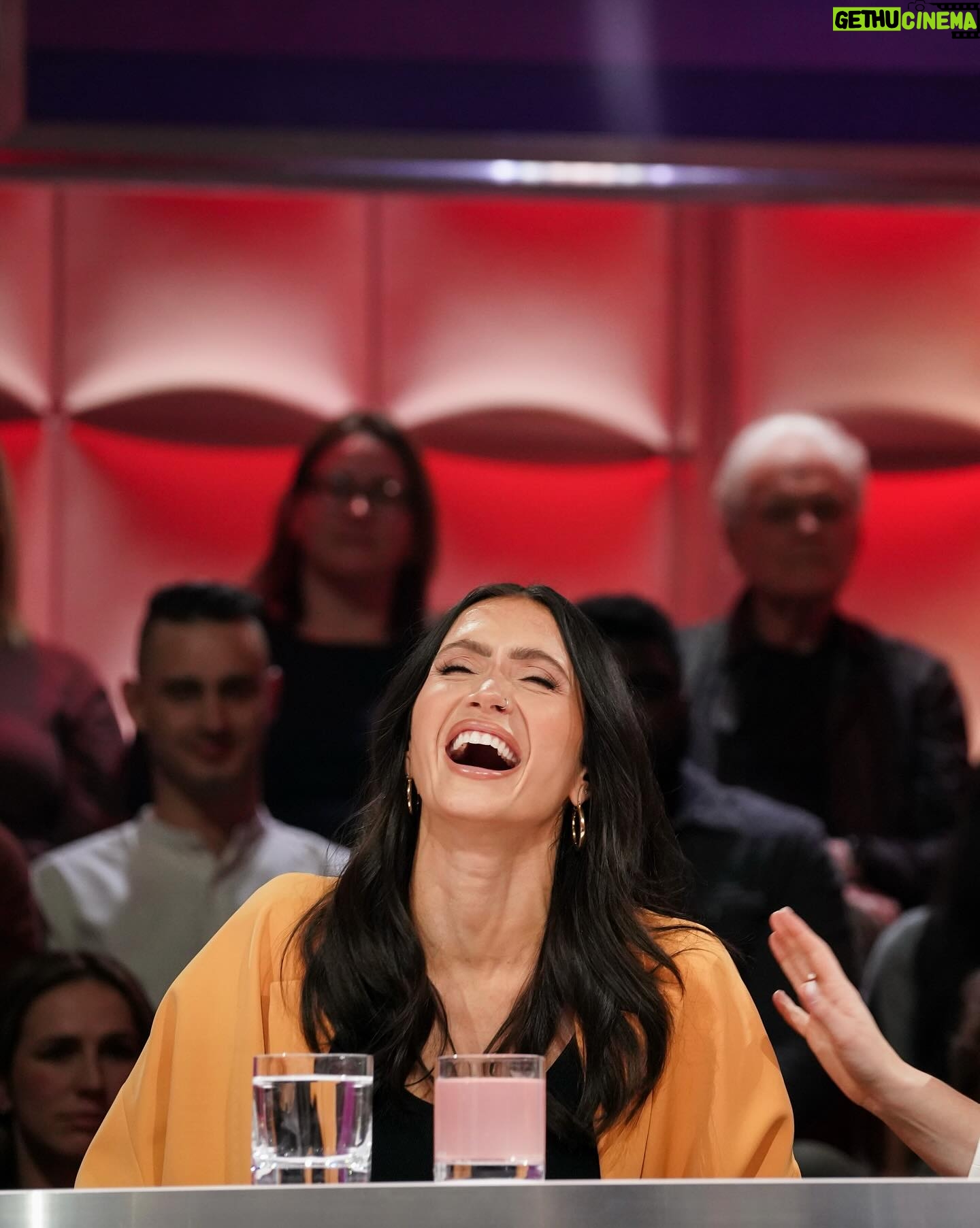 Lysandre Nadeau Instagram - Un énorme merci à @off_tlmep pour leur générosité, leur accueil, leur ouverture et leur douceur. À @guyalepage, tout spécialement. @drepointg et moi avons eu une expérience inoubliable et nous en sommes infiniment reconnaissantes. C’était irréel de se retrouver sur ce plateau-là, emblématique pour nous, les Québécois. Joanie, je suis si fière de toi. Tu as été brillante, drôle, charmante et fidèle à la magnifique femme que tu es. C’est un honneur d’être ta co-animatrice. photo: @kaduf maquillage: @beautybyvirginie coiffure: @andrew.gilbertt stylisme: @styledbynao