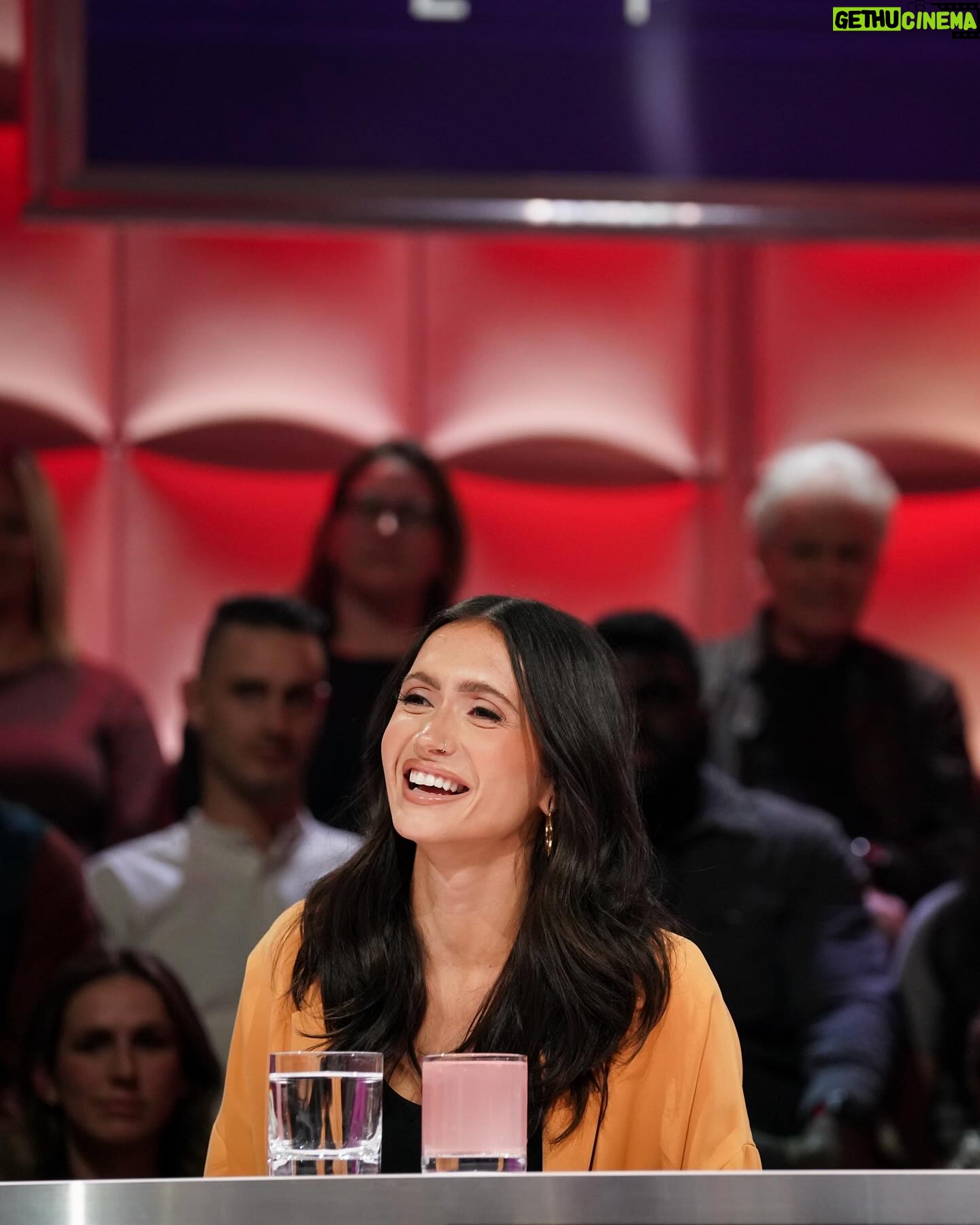 Lysandre Nadeau Instagram - Un énorme merci à @off_tlmep pour leur générosité, leur accueil, leur ouverture et leur douceur. À @guyalepage, tout spécialement. @drepointg et moi avons eu une expérience inoubliable et nous en sommes infiniment reconnaissantes. C’était irréel de se retrouver sur ce plateau-là, emblématique pour nous, les Québécois. Joanie, je suis si fière de toi. Tu as été brillante, drôle, charmante et fidèle à la magnifique femme que tu es. C’est un honneur d’être ta co-animatrice. photo: @kaduf maquillage: @beautybyvirginie coiffure: @andrew.gilbertt stylisme: @styledbynao