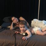 Lysandre Nadeau Instagram - 2023, merci. La plus belle et challengeante année de ma vie. J’ai rencontré mon bébé. C’était doux, mais violent aussi. C’est épeurant autant d’amour d’un seul coup, surtout quand il vient dans un tout petit paquet qui a besoin de soins. On est forts, mais on est fragiles, qu’on s’est dit. Tellement de premières. Co-propriétaire de ma première entreprise, de ma première maison, première voiture. Co-autrice, co-interprète, co-animatrice. On est inarrêtables quand on apprend nos forces, nos faiblesses et qu’on trouve nos compléments humains. Plus de ça pour 2024. Merci à mes co-toute. Je pense avoir trouvé la recette du bonheur, pis c’est de ne pas être dans la résistance. Je ne dis pas de se laisser submerger par les vagues, mais plutôt de les utiliser pour avancer. Ça fatigue trop de nager à contre-courant. La nature est plus forte que nous, de toute façon. Fait que, pour 2024 j’aimerais et je vous souhaite; Plus de premières fois. Plus de travail d’équipe. Moins de résistance. Paix santé prospérité, partout. 🌍🏳️
