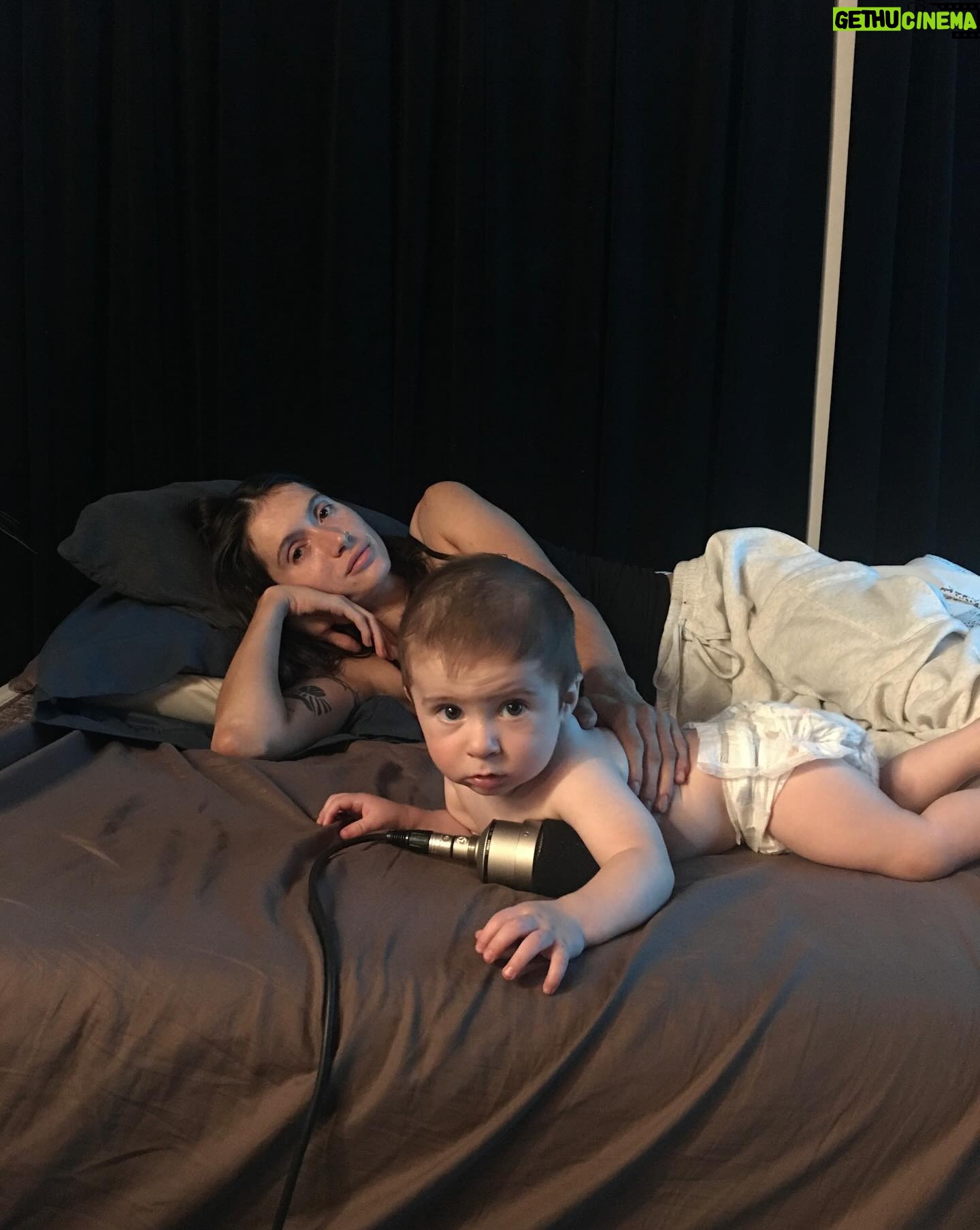 Lysandre Nadeau Instagram - 2023, merci. La plus belle et challengeante année de ma vie. J’ai rencontré mon bébé. C’était doux, mais violent aussi. C’est épeurant autant d’amour d’un seul coup, surtout quand il vient dans un tout petit paquet qui a besoin de soins. On est forts, mais on est fragiles, qu’on s’est dit. Tellement de premières. Co-propriétaire de ma première entreprise, de ma première maison, première voiture. Co-autrice, co-interprète, co-animatrice. On est inarrêtables quand on apprend nos forces, nos faiblesses et qu’on trouve nos compléments humains. Plus de ça pour 2024. Merci à mes co-toute. Je pense avoir trouvé la recette du bonheur, pis c’est de ne pas être dans la résistance. Je ne dis pas de se laisser submerger par les vagues, mais plutôt de les utiliser pour avancer. Ça fatigue trop de nager à contre-courant. La nature est plus forte que nous, de toute façon. Fait que, pour 2024 j’aimerais et je vous souhaite; Plus de premières fois. Plus de travail d’équipe. Moins de résistance. Paix santé prospérité, partout. 🌍🏳️