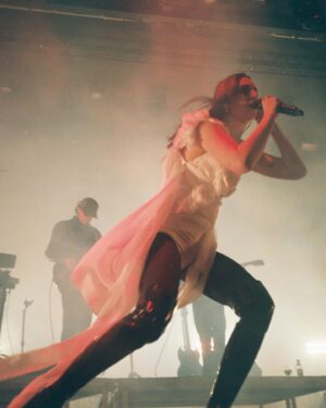 MØ Instagram - Morphing back into my feral festival self 🎪 Tak Tivoli

📷 @frydfrydendahl