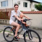 Mária Havranová Instagram – S chalošmi cez víkend na cajgli. Tak sme kedysi bicykel volali ako deti😀na cajgli som presedela skoro celé detstvo. Keď som išla ráno na ňom do  školy, zastavila som sa po ceste v obchode a z obchodu som utekala po vlastných, lebo som väčšinou vždy meškala a viackrát som zabudla, že som prišla na bicykli. Cestou zo školy som si spomenula a vždy ma tam pekne čakal😀alebo mi ho predavačka schovala za bránu. Neviem či som ako jediné dievča v dedine nemala chalanský bicykel😀mne sa tie dievčenské nepáčili🤷🏻‍♀️
Teraz sa chcem k bicyklu znova vrátiť lebo takto to pre mňa naberá nový rozmer a Jonatanovi sa jeho prvá jazda veľmi páčila 😊 A Noel sa tiež ešte rád prevezie, aj keď teda on je už za vodou. Už vymýšľa na svojom všelijaké triky🙈