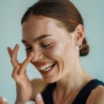 Mária Havranová Instagram – Kozmetiku Avène už odomňa poznáte. Postupne vám predstavím ďalšie produkty z rady Xeracalm A.D., ktorá je určená pre suchú až atopickú pokožku a je vhodná od tých najmenších členov rodiny po tých najstarších. Škrabanie a nočné budenie tak už nemusí byť viac problém. 

Moja osobná skúsenosť s touto kozmetikou je úžasná. Moja suchá pokožka už nieje suchá, ale hydratovaná a vďačná! Je to naozaj to najlepšie, čo som mala možnosť vyskúšať, bez debaty.

Teraz k zloženiu:
Bez mydla. Bez parabénov. Bez sulfátov. Bez parfému.
Kozmetika obsahuje inovované zloženie oleja, ktorý má omnoho vyšší obsah zvláčňujúcich zložiek, čo je lipidický komplex podobný lipidom v koži, prírodného pôvodu. Obnovuje ochrannú bariéru kože, tá lepšie drží vodu a zmierňuje svrbenie.

Použitie:
Na tvár, telo a vlasovú pokožku už od narodenia. Pri miernych príznakoch suchosti kože stačí ako jediný prípravok, pri závažnejších prípadoch a atopii je základnou starostlivosťou Emolienčný balzám Xeracalm.

 #Avene #Xeracalm #Spoluprace s @avene_czsk 

Ďakujem najviac @alex.handiakova 📷 za tvoju skvelú prácu, rýchlosť a šikovnosť!