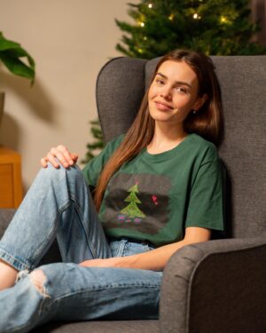 Mária Havranová Instagram - Krásne Vianoce by v ideálnom prípade mali mať všetci. No nie každá rodina má životné podmienky na to, aby s otvoreným srdcom prežívala najkrajšie obdobie roka. Nieje v mojich silách pomôcť každému, ale keď sa spoja sily, môžu sa diať veľké veci. Ako aj teraz v spolupráci s @funder.help . Kúpou vianočného prevedenia kreatívnych tričiek slovenskej značky @chalky.design , na ktoré môžete kresliť kriedou podporíte azylový dom TAMARA, ktorý prevádzkuje záujmové združenie Rodina z Trnavy. Poskytuje núdzové bývanie, sociálne a poradenské služby týraným ženám a matkám s deťmi. 

Kampaň trvá 2 týždne od dnes 5.12. do 19.12. Len v tomto čase je možné objednať si tričko na e-shope https://funder.help/
Tričko je vyrobené zo 100% bavlny a má certifikát GOTS, ktorý je zárukou etickej a udržateľnej výroby.
A je to limitka, čo znamená, že sa vyrobí len presný počet objednaných kusov. 

📸 @jozefbuhaj