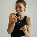 Mária Havranová Instagram – Kozmetiku Avène už odomňa poznáte. Postupne vám predstavím ďalšie produkty z rady Xeracalm A.D., ktorá je určená pre suchú až atopickú pokožku a je vhodná od tých najmenších členov rodiny po tých najstarších. Škrabanie a nočné budenie tak už nemusí byť viac problém. 

Moja osobná skúsenosť s touto kozmetikou je úžasná. Moja suchá pokožka už nieje suchá, ale hydratovaná a vďačná! Je to naozaj to najlepšie, čo som mala možnosť vyskúšať, bez debaty.

Teraz k zloženiu:
Bez mydla. Bez parabénov. Bez sulfátov. Bez parfému.
Kozmetika obsahuje inovované zloženie oleja, ktorý má omnoho vyšší obsah zvláčňujúcich zložiek, čo je lipidický komplex podobný lipidom v koži, prírodného pôvodu. Obnovuje ochrannú bariéru kože, tá lepšie drží vodu a zmierňuje svrbenie.

Použitie:
Na tvár, telo a vlasovú pokožku už od narodenia. Pri miernych príznakoch suchosti kože stačí ako jediný prípravok, pri závažnejších prípadoch a atopii je základnou starostlivosťou Emolienčný balzám Xeracalm.

 #Avene #Xeracalm #Spoluprace s @avene_czsk 

Ďakujem najviac @alex.handiakova 📷 za tvoju skvelú prácu, rýchlosť a šikovnosť!