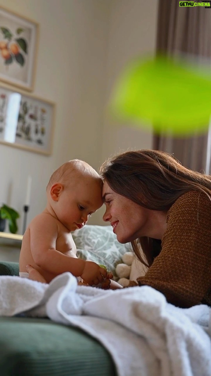 Mária Havranová Instagram - Zima nás skúša každý rok a my s ňou úspešne zvádzame boj. Starostlivo natierame pokožku a pleť na ochranu pred zimným časom, aby nás nič neprekvapilo. Pleťový krém s bio mandľovým olejom(ktorý hydratuje, zvláčňuje a chráni pred vysušovaním) a upokojujúcim Panthenolom mám preto vždy po ruke:) Šetrný k pokožke aj k prírode, bez mikroplastov, parabénov, minerálnych a esenciálnych olejov a alergizujúcich vôní, citlivý k pokožke už od narodenia. Navyše je kozmetika @hipp_crsk ako jediná na trhu klimaticky pozitívna. To znamená, že výrobca kompenzuje podstatne viac emisií oxidu uhličitého, než koľko sa ho vypustí do atmosféry pri pestovaní surovín, výrobe a doprave produktu. A úplnou čerešničkou na torte sú nové obaly, ktoré sú tiež recyklovateľné :) Za video ďakujeme nášmu superskému @jozefbuhaj 😊 #kosmetikahipp #hippklimatickypozitivni #ilovehipp #skincare #platenaspolupraca
