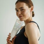 Mária Havranová Instagram – Kozmetiku Avène už odomňa poznáte. Postupne vám predstavím ďalšie produkty z rady Xeracalm A.D., ktorá je určená pre suchú až atopickú pokožku a je vhodná od tých najmenších členov rodiny po tých najstarších. Škrabanie a nočné budenie tak už nemusí byť viac problém. 

Moja osobná skúsenosť s touto kozmetikou je úžasná. Moja suchá pokožka už nieje suchá, ale hydratovaná a vďačná! Je to naozaj to najlepšie, čo som mala možnosť vyskúšať, bez debaty.

Teraz k zloženiu:
Bez mydla. Bez parabénov. Bez sulfátov. Bez parfému.
Kozmetika obsahuje inovované zloženie oleja, ktorý má omnoho vyšší obsah zvláčňujúcich zložiek, čo je lipidický komplex podobný lipidom v koži, prírodného pôvodu. Obnovuje ochrannú bariéru kože, tá lepšie drží vodu a zmierňuje svrbenie.

Použitie:
Na tvár, telo a vlasovú pokožku už od narodenia. Pri miernych príznakoch suchosti kože stačí ako jediný prípravok, pri závažnejších prípadoch a atopii je základnou starostlivosťou Emolienčný balzám Xeracalm.

 #Avene #Xeracalm #Spoluprace s @avene_czsk 

Ďakujem najviac @alex.handiakova 📷 za tvoju skvelú prácu, rýchlosť a šikovnosť!