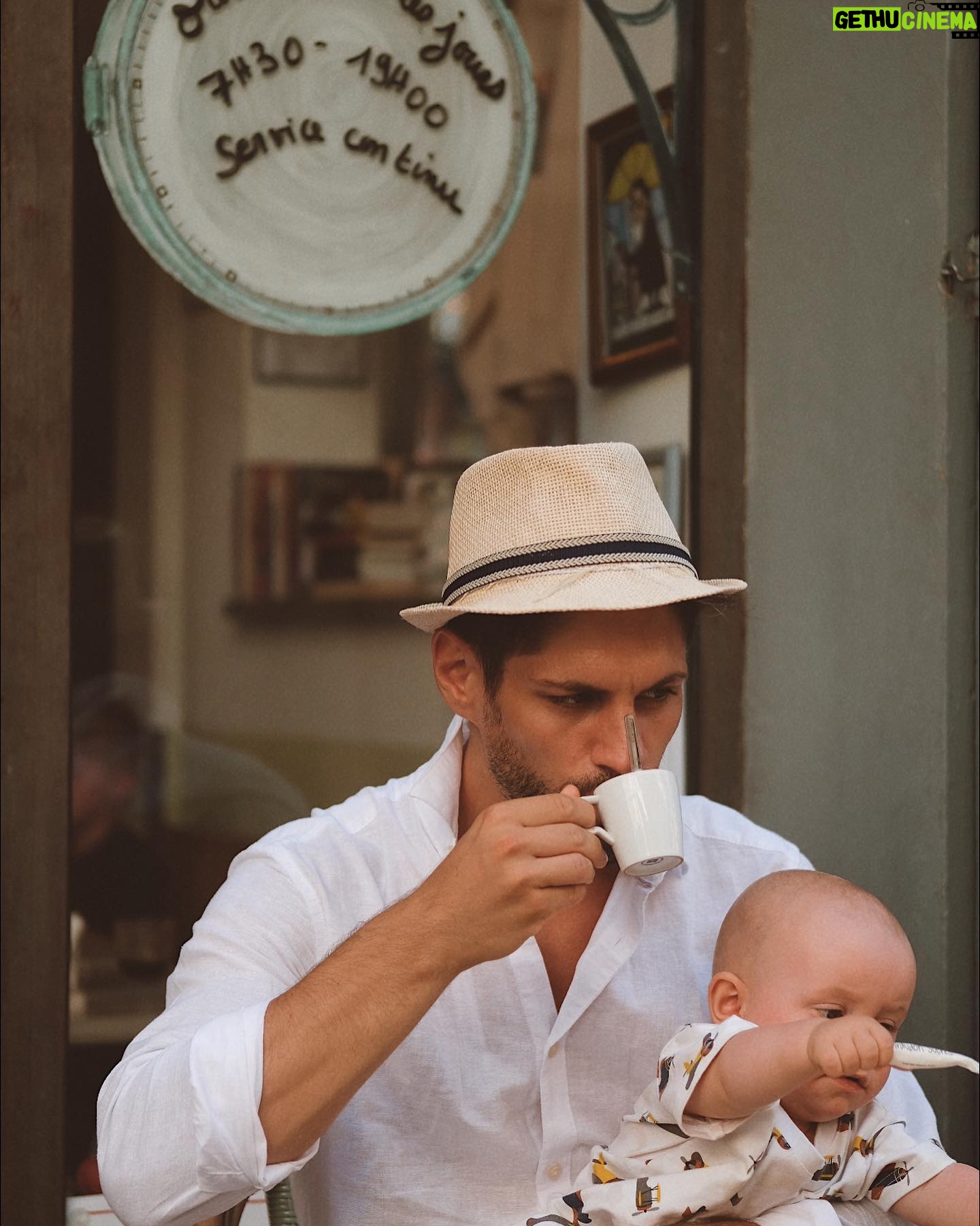 Mária Havranová Instagram - Toto bola na našej dovolenke jedna z veľmi pekných zastávok. Mám rada miesta s príbehom, a toto bolo presne také. Hneď nás zaujalo a neskôr sme sa dozvedeli, že kaviareň je rodinným podnikom, neďaleko nej majitelia vlastnia ešte aj pizzeriu a tie vonkajšie obklady sú dokonca pôvodné ako ich vidíte na tej starej fotke(z druhej stramy bolo Menu😊). Majiteľka aj obsluhovala a ako povedala, je to jej vášeň a to bolo aj vidieť. Ku kaviarni patrila ešte aj knižnica, ktorá funguje ako bazár. Je to čarovné miesto❤️ @le_cafe_de_lhorloge