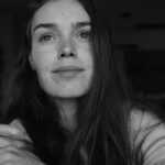 Mária Havranová Instagram - Posledné dni boli pre mňa veľmi obohacujúce. Nemala som čas nič zdieľať a vlastne som sa dosť tento týždeň naháňala, ale ku koncu som si uvedomila viacero dôležitých vecí, ktoré majú pre budúcnosť mojej rodiny veľký zmysel. Budem preto veľmi úprimná a niečo s vami zazdieľam. Než som sa vydala a mala deti, mnohí si o mne mysleli, že mám všetko, čo si môžem priať. Zdalo sa, že áno, ale nebolo to tak. Mala som “všetko” a zároveň nič. Ani dobré vzťahy, ani láska(taká akú som poznala dovtedy), ani práca, ani paniaze, ani sláva mi neboli zárukou vnútorného naplnenia. Čudné, nie? Všetko, čo som mala bolo predsa veľmi dobré, ale stále mi niečo chýbalo a vedela som, že to niečo je určite nad všetky tie ostatné veci. A mala som pravdu. Život sa mi zmenil zo dňa na deň, keď som do svojho srdca prijala Ježiša ako pravdu. A tak to bolelo. To uvedomenie, že všetky tie udalosti a Jeho smrť sa stala aj kvôli mne! Ja som si totiž predtým myslela, že som dobrý človek, ale nebola som. Pomohol mi uvedomiť si, že len vďaka Nemu môžem byť skutočne dobrá. Prijala som Ho ako objektívny štandard nie len môjho života ale tohto sveta, ktorý stvoril a dal nám ho do užívania, aby sme s ním narábali s múdrosťou, rozumnosťou a pokorou, bez pýchy, sebectva, bez pochybností o Ňom. S vierou. Tak jednoduché to je a tak ťažké ľudí presvedčiť. Je smutné, že vôbec o tejto pravde treba presviedčať. Mnohí, keby ju prijali, hneď vidia ovocie. Naším cieľom by nemalo byť dočasné naplnenie, ale to večné, permanentné. A to nám ponúka LEN Boh. Skúste zahodiť všetky nadobudnuté predsudky, myšlienky a reči tej alebo onej, životný štýl toho alebo hocikoho, zamerajte sa len na hľadanie pochopenia v tom celom. Toho, čo sa nám ponúka a možno ste to už niekoľko krát skalopevne zamietli. Skúste nabúrať ten zvyk, zachovať sa inak a pripustiť možnosť, že chod života nemusí byť len taký plytký, povrchný, častokrát bez zmyslu a ešte častejšie bez vnútorného uspokojenia. Čím skôr človek pochopí, akou malou rybou v mori je, tým lepšie. A keď si to uvedomíme, začnime sa zaujímať o to, kto je Stvoriteľ toho mora, v ktorom všetci tak hrdo plávame.