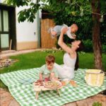 Mária Havranová Instagram – Za mnou je odvedená práca a predomnou moja odmena. Piknik nemusí byť len počas dňa, ale aj podvečer pri západe slnka s ešte príjemnejšou atmosférou. My sme to slniečko včera trošku postrádali, ale piknik stál za to tak či tak. Decká už v pyžame(tie sú tiež z novej piknikovej kolekcie), a z pikniku rovno do postele. 
Hurá pikniková sezóna! Teraz nájdete v @tchibo_sk supiš vybavenie na pikniky, pri nákupe využite aj 15% zľavový kód TCHIBORADOST, platný do 30. 5. Tak sa mrknite, čo vám ešte chýba, zbaľte saky paky, nejaké dobrotky a nájdite si svoje miesto niekde v peknej prírode! 😊
Kód je platný na e-shopoch oboch krajín, Tchibo.sk aj Tchibo.cz – na všetko okrem aktuálnej kolekcie na webe: “Ranná žiara” a kávový sortiment.

#tchibopiknik
#tchibosk