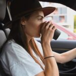 Mária Havranová Instagram - Brázdiť ulicami mesta v rannej špičke nieje také easy ako keď som predtým chodila zanášať Noela do vedľajšej dediny. Chce to teda riadnu dávku trpezlivosti, nadhľadu a pokiaľ to ide, tak aj humoru. Ešteže máme škôlku na pešo a rána v zápchach zažívam len vo výnimočných prípadoch. Šoférovanie je moja obľúbená činnosť. Keď sa ma v minulosti niekto opýtal prečo, vždy som odpovedala: “Lebo ma baví preraďovať!”😀 To už ale pri automate povedať nemôžem. Ale čo musím podotknúť, že veľká vďaka za tieto automaty v tých zápchach. A za ten elektro rozjazd aj dojazd. A nízku spotrebu paliva v meste, niekedy klesne až pod 4 litre. Šikovné mestské auto mám, a ešte k tomu crossover s pohonom 4x4, takže sa nemusíte báť vybehnúť ani do lesa, na vinicu, do terénu. Zvládne to hravo. 👍🏼A vlastne aj tie zápchy zvláda lepšie než ja.😀 @toyota_slovensko Video @jozefbuhaj #Toyota #YarisCross #Hybrid #spolupraca
