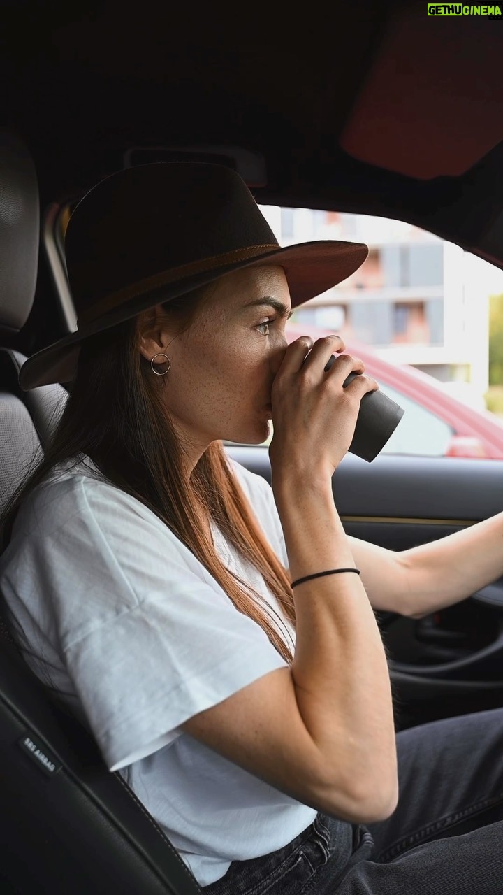Mária Havranová Instagram - Brázdiť ulicami mesta v rannej špičke nieje také easy ako keď som predtým chodila zanášať Noela do vedľajšej dediny. Chce to teda riadnu dávku trpezlivosti, nadhľadu a pokiaľ to ide, tak aj humoru. Ešteže máme škôlku na pešo a rána v zápchach zažívam len vo výnimočných prípadoch. Šoférovanie je moja obľúbená činnosť. Keď sa ma v minulosti niekto opýtal prečo, vždy som odpovedala: “Lebo ma baví preraďovať!”😀 To už ale pri automate povedať nemôžem. Ale čo musím podotknúť, že veľká vďaka za tieto automaty v tých zápchach. A za ten elektro rozjazd aj dojazd. A nízku spotrebu paliva v meste, niekedy klesne až pod 4 litre. Šikovné mestské auto mám, a ešte k tomu crossover s pohonom 4x4, takže sa nemusíte báť vybehnúť ani do lesa, na vinicu, do terénu. Zvládne to hravo. 👍🏼A vlastne aj tie zápchy zvláda lepšie než ja.😀 @toyota_slovensko Video @jozefbuhaj #Toyota #YarisCross #Hybrid #spolupraca