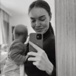 Mária Havranová Instagram - Pokojné a plné lásky.❤️Také boli sviatky a také sú naše dni. Dlho som sem nič nedávala a ešte stále nemám tú potrebu, ale pomaly nám ten “prázdninový mód” končí a všetko sa opäť zabehne. Čaká nás škôlka a ja budem mať o niečo viacej času na Jonatana a aj na seba. Teším sa na to. Po 2 rokoch ako sa Noel narodil som začala cítiť, že potrebujem nejakú psychohygienu. Tú mám aj vďaka knihám, ale nie vždy mám kapacitu na všetky moje rozčítané knižky. Teraz budem mať šancu to dobehnúť. A hádam pojdem konečne aj na kozmetiku😀. Majte krásne dni v tomto celom roku, plné smiechu, radosti, dobrodružstva, lásky a porozumenia, to vám zo srdca želám. ❤️