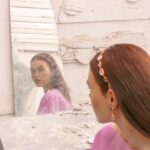 Mária Havranová Instagram – Zakladám virtuálny “šanón” s názvom MOJE PRIZNANIA.
Už sa mi veľakrát stalo, že mi povedali “ale vy nieste katolíci, že?”
No nie, niesme. Ale čo je na tom zlé? Áno, Slovensko je prevažne katolícke, no býva tu mnoho ľudí/veriacich z iných cirkví. Priala by som si, aby sme sa všetci navzájom rešpektovali a akceptovali. Aby sme sa vedeli porozprávať, usmiať sa na seba, prijať sa, vychádzať si a pomáhať si aj napriek tomu, že sme z rôznych cirkví, či neveriaci. Aby ľudia prestali nad nami prevracať oči, či nazývať nás sektou.
Myslím si, že nieje tak podstatné odkiaľ sme alebo kam patríme. Dôležité je, aby za nás hovoril náš štýl života. Aby sa to, čo vyznávame a k čomu sa hlásime odzrkadľovalo v našom charaktere, správaní, slovníku a konaní. Potom je už nejaké spoločenstvo len pozitívnym krokom, pretože tak môžeme rásť.
Kedysi, keď som sa v niečom chcela polepšiť, vstúpila som si do svedomia, vedome sa strážila a pracovala na odstránení tej danej chyby, ale vydržalo mi to len krátko. Vždy som mala tendenciu sa vrátiť do “pôvodného stavu”. Toto sa ale zmenilo, keď som začala skutočne žiť s Bohom, denne sa modliť (svojimi slovami od srdca) a čítať Slovo (bibliu). Začala som pred viac ako 4 rokmi Novým Zákonom, lebo Starý je pre začiatočníka ťažký (to je pravidlo nambr 1, ak sa do toho pustíte). A chytilo ma to vtedy viac ako akékoľvek umelecké dielo, beletria, či hocičo iné čo som čítala. Čítala som stále a všade, aj za chôdze (takú tú mini modrú knižôčku Nová zmluva, tú som mala, aby ste si nemysleli, že som chodila s 20cm hrubou bibliou v ruke😀).
A čítala sa vlastne sama. A viete čo sa dialo? Zmena. Moja vnútorná. Nastalo zistenie, uvedomenie, pochopenie a poznanie. Čosi neopísateľné, keď si uvedomíte, čo sa vtedy dávno odohralo a má to tak brutálny zásah dodnes.
Kedysi, keď som bola ešte katolíčkou som sa o svojej viere hanbila hovoriť a pravdu povediac som s Bohom nemala nijaký vzťah. Asi to bolo najmä tým, že som o tom nebola presvedčená. Dnes som ochotná sa za túto pravdu postaviť a bojovať. Dnes by som o svojej viere spravila aj verejný seminár. A to je pre mňa neskutočný krok vpred v mojom živote. Tak je ako je.
#mojepriznania