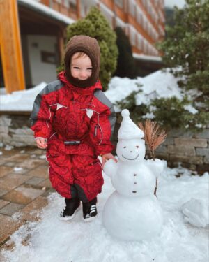 Mária Havranová Instagram - Postavili sme si malého kamoša. Spoločné tvorivé aktivity mám veľmi rada. Keď chcem, aby sa hral sám a vymýšľam mu nejaké hry, väčšinou ma odbije😀 ale☝🏼 keď si sám nájde nejakú aktivitu, pri tej dokáže vytrvať celkom hodnú chvíľu a svojou vynaliezavosťou ma neprestáva prekvapovať. Rada ho vtedy sledujem, lebo vidieť ako je vtedy zapálený a sústredený. ❤️