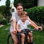 Mária Havranová Instagram – S chalošmi cez víkend na cajgli. Tak sme kedysi bicykel volali ako deti😀na cajgli som presedela skoro celé detstvo. Keď som išla ráno na ňom do  školy, zastavila som sa po ceste v obchode a z obchodu som utekala po vlastných, lebo som väčšinou vždy meškala a viackrát som zabudla, že som prišla na bicykli. Cestou zo školy som si spomenula a vždy ma tam pekne čakal😀alebo mi ho predavačka schovala za bránu. Neviem či som ako jediné dievča v dedine nemala chalanský bicykel😀mne sa tie dievčenské nepáčili🤷🏻‍♀️
Teraz sa chcem k bicyklu znova vrátiť lebo takto to pre mňa naberá nový rozmer a Jonatanovi sa jeho prvá jazda veľmi páčila 😊 A Noel sa tiež ešte rád prevezie, aj keď teda on je už za vodou. Už vymýšľa na svojom všelijaké triky🙈