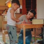 Mária Havranová Instagram - Moja včerajšia otázka na vaše naj tipy na indoorové aktivity s deťmi priniesla veľa super nápadov a taký nový vietor(niekedy ma už totiž opúšťa kreativita, inokedy sa mi nechce vymýšľať a veď viete ako to chodí). Prišli mi aj správy, či môžem pozdieľať tieto tipy, tak vám ich sem hodím. Veľa sa aj opakovalo takže tu je výber. iNDOOR AKTIViTY s deťmi: - navliekanie cestovín na špagát - hľadanie pokladu - bunkre(to je jasná vec!) - hra hmataj a nájdi - výroba garáže na autá s krabice od topánok - do boxu nasypať múku a môže sa bagrovať - parašutisti zo sáčku(pripevníte nejakého panáčika z lega a môžete púšťať z výšky) - obkreslovanie rôznych tvarov a vecí - pečiatky zo zemiakov(na toto som úplne zabudla😊) - v zásade každá tvorivá činnosť je super a Pinterest je na toto ako studnica pokladov😀to ste mi potvrdili mnohé! U nás je dosť populárny aj penový kúpeľ s hračkami kedykoľvek nielen večer ale teda iba raz za čas, nech je stále vzácny :) (ale myslím, že čokoľvek s vodou má u detí úspech)😀 Tak toto je len taký zlomok aktivít, také klasiky ako puzzle, lego, pexeso, človeče, schovka, kreslenie, čítanie…to je snáď jasné:) Hlavne nech máme na všetky tie aktivity s deckami dostatok energie, čistú myseľ a čas!❤️ Ak máte nejaký svoj super tip, neváhajte hodiť do komentu!😊 📷 @jozefbuhaj