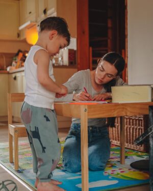 Mária Havranová Instagram - Moja včerajšia otázka na vaše naj tipy na indoorové aktivity s deťmi priniesla veľa super nápadov a taký nový vietor(niekedy ma už totiž opúšťa kreativita, inokedy sa mi nechce vymýšľať a veď viete ako to chodí). Prišli mi aj správy, či môžem pozdieľať tieto tipy, tak vám ich sem hodím. Veľa sa aj opakovalo takže tu je výber.

iNDOOR AKTIViTY s deťmi:
- navliekanie cestovín na špagát
- hľadanie pokladu 
- bunkre(to je jasná vec!)
- hra hmataj a nájdi
- výroba garáže na autá s krabice od topánok
- do boxu nasypať múku a môže sa bagrovať
- parašutisti zo sáčku(pripevníte nejakého panáčika z lega a môžete púšťať z výšky)
- obkreslovanie rôznych tvarov a vecí
- pečiatky zo zemiakov(na toto som úplne zabudla😊)
- v zásade každá tvorivá činnosť je super a Pinterest je na toto ako studnica pokladov😀to ste mi potvrdili mnohé!
U nás je dosť populárny aj penový kúpeľ s hračkami kedykoľvek nielen večer ale teda iba raz za čas, nech je stále vzácny :) (ale myslím, že čokoľvek s vodou má u detí úspech)😀

Tak toto je len taký zlomok aktivít, také klasiky ako puzzle, lego, pexeso, človeče, schovka, kreslenie, čítanie…to je snáď jasné:)

Hlavne nech máme na všetky tie aktivity s deckami dostatok energie, čistú myseľ a čas!❤️

Ak máte nejaký svoj super tip, neváhajte hodiť do komentu!😊

📷 @jozefbuhaj