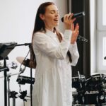 Mária Havranová Instagram – Mám na srdci vám toto napísať. Ráno som sa dozvedela správu, že jeden náš kamarát prišiel o život. Takáto správa, z ničoho nič je zničujúca. Mám však obrovskú milosť od Boha, že mi pomáha takéto situácie prijať a uniesť. Priala by som si, aby to tak mali všetci. 

To ale, čo chcem napísať je, že nevieme kedy sa naplní náš čas. Ale práve preto, by sme mali byť vždy pripravení. Nech je to kedykoľvek, aby sme sa nebáli smrti, ale mali jasný cieľ a vedomie, čo s nami bude potom. Na toto mi extrémne pomohla kniha “S perspektívou večnosti” (mala som pred niekoľkými rokmi totiž mierne depky zo smrti). Teraz už nemám, vďaka Bohu. 

Ak ste sa ešte nikdy nezamysleli nad tým, načo toto tu celé je a aký to má zmysel, urobte tak. Lebo viem, že koluje názor, že veď si užijem ten jeden život, ktorý mám najviac ako viem, alebo že zmysel je konať dobré skutky, aby som sa cítil dobre…alebo, že žijem pre rodinu, lásku, deti…pre každého je zmyslom niečo iné, ale objaviť ten skutočný zmysel je obrovským darom. A každému by som vám ho najradšej zabalila aj s venovaním!
Mnoho ľudí nevie, čo bude s nimi potom a ani to nerieši. A ja sa pýtam: Ako to? Veď to je tak dôležité! Ako to môže niekto brať tak ľahostajne? 

Ak som niekoho teraz nahnevala, znamená to, že tieto slová sú určené práve pre neho.
Nechcem viac zažívať stratu o blízkych alebo priateľov s vedomím, že neverili v Boha a nestretneme sa hore. Lebo tak to je. Ježiš je jediná cesta. A som si istá, že teraz sa mnohí odvrátia, lebo aj na to sám Ježiš upozorňoval…

“A vy? Vás budú všetci nenávidieť len zato, že ste moji. Ale každý, kto vytrvá do konca a nezaprie ma, bude spasený.”
Marek 13:13

Záver pokračuje v komente.

#mojepriznania
