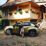 Mária Havranová Instagram – Cesty na naše vinice boli vždy zážitkom. Žiadne upravené cesty a asfalt nečakajte. V skratke len jama za jamou, štrk, kamene a prach. Terén, ktorý môže byť pre nízky podvozok auta problematický. Keď som išla na Yarke (domácka prezývka) na vinicu prvýkrát, tá cesta bola milým prekvapením. Darmo, je to hybridný crossover s pohonom 4×4, a keď už spomínam ten podvozok…predný spojler má 22 cm nad zemou, zadný nárazník dokonca až 40 cm a svetlá výška je až 16,5 cm. Tak bodaj by jej to tak dobre nešlo. Šikovná je! Aj môjmu ocinovi sa ľúbi. Povedal, že keď mám taký tereňák, nemusím z vinice cúvať, ale môžem ísť predkom ako chcem😀. 
Tak som poslušne išla!

#toyota #yariscross #hybrid #crossover #4×4