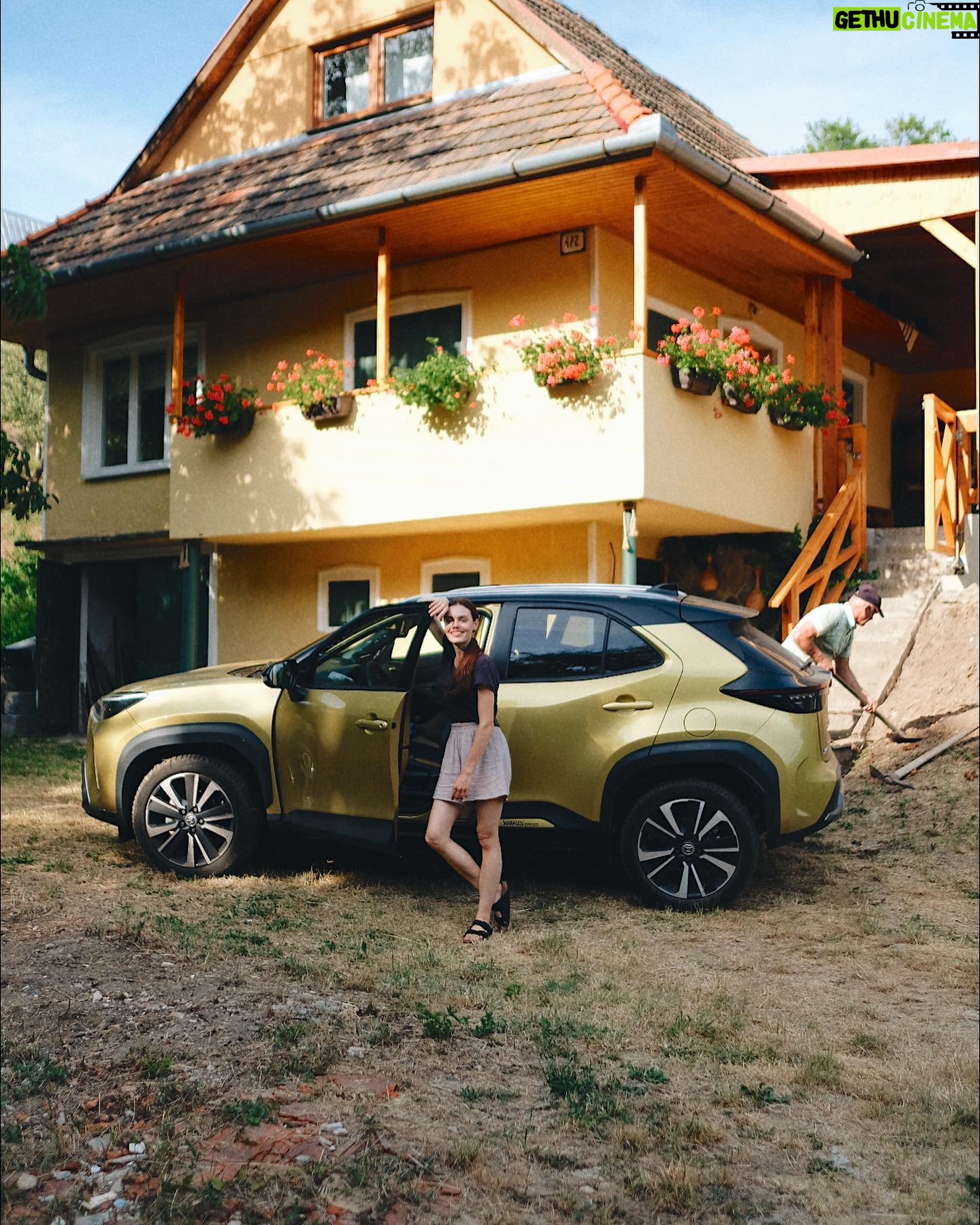 Mária Havranová Instagram - Cesty na naše vinice boli vždy zážitkom. Žiadne upravené cesty a asfalt nečakajte. V skratke len jama za jamou, štrk, kamene a prach. Terén, ktorý môže byť pre nízky podvozok auta problematický. Keď som išla na Yarke (domácka prezývka) na vinicu prvýkrát, tá cesta bola milým prekvapením. Darmo, je to hybridný crossover s pohonom 4x4, a keď už spomínam ten podvozok…predný spojler má 22 cm nad zemou, zadný nárazník dokonca až 40 cm a svetlá výška je až 16,5 cm. Tak bodaj by jej to tak dobre nešlo. Šikovná je! Aj môjmu ocinovi sa ľúbi. Povedal, že keď mám taký tereňák, nemusím z vinice cúvať, ale môžem ísť predkom ako chcem😀. Tak som poslušne išla! #toyota #yariscross #hybrid #crossover #4x4