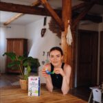 Mária Havranová Instagram – Po dlhšom čase vám chcem opäť trošku spraviť radosť súťažou, resp. skôr odmenou.
My maminy chceme pre svoje deti to najlepšie a to aj z hľadiska výživy. Mne sa teda stále úspešne darí kojiť, ale nie všetky maminky majú to šťastie. Umelé mlieko neznie síce prívetivo, no napriek tomu môže mať to najkvalitnejšie možné zloženie a to nové následné mlieka Hipp Combiotik podľa mňa majú! Na vysokej úrovni kvality si zakladajú už od samého začiatku, rovnako tak aj na zložení inšpirovanom materským mliekom. Teraz v ich obsahu nájdete ako v jediných aj kyselinu listovú 🌱 (vitamín B9 ) v naštiepenej forme, v akej ju bábätko doposiaľ mohlo získať len z materského mlieka. Kyselina listová v materskom mlieku podporuje krvotvorbu, prispieva k rastu organizmu a deleniu buniek, podporuje imunitu a vývoj mozgu a nervovej sústavy. Jednoducho povedané, je pre vývoj detí veľmi významná. Okrem “listovky v naštiepenej forme” obsahujú prebiotiká aj probiotiká, taktiež množstvo vitamínov, a navyše sú blízke prírode, pretože sú v BIO kvalite. Kvalita je to na čom si Hipp zakladá, dôverujem tejto značke a preto by som chcela potešiť tri z vás a dať vám možnosť tieto mliečka získať :)
 
*Súťaž je určená najmä pre maminky, ktoré nové mlieka už používajú. Ak z UM len začínate, neváhajte vyskúšat práve Hipp a zapojte sa tiež. Odmenené budú až 3 maminky a to o 7 dní! Losovať budem 21.6.
 
Odmena: Pokračovacie alebo batoľacie mlieka Hipp Combiotik (Hipp 2, Hipp 3 alebo Hipp 4)
1, 10 krabíc podľa výberu
2, 8 krabíc podľa výberu
3, 6 krabíc podľa výberu
 
Podmienky súťaže:
1, Follow na @hipp_crsk
2, Označte 1 kamošku, ktorej by výhra tiež urobila radosť
 

#hippmleko #hipprodina #prodeti #prebiotika #probiotika #kojeneckemleko
