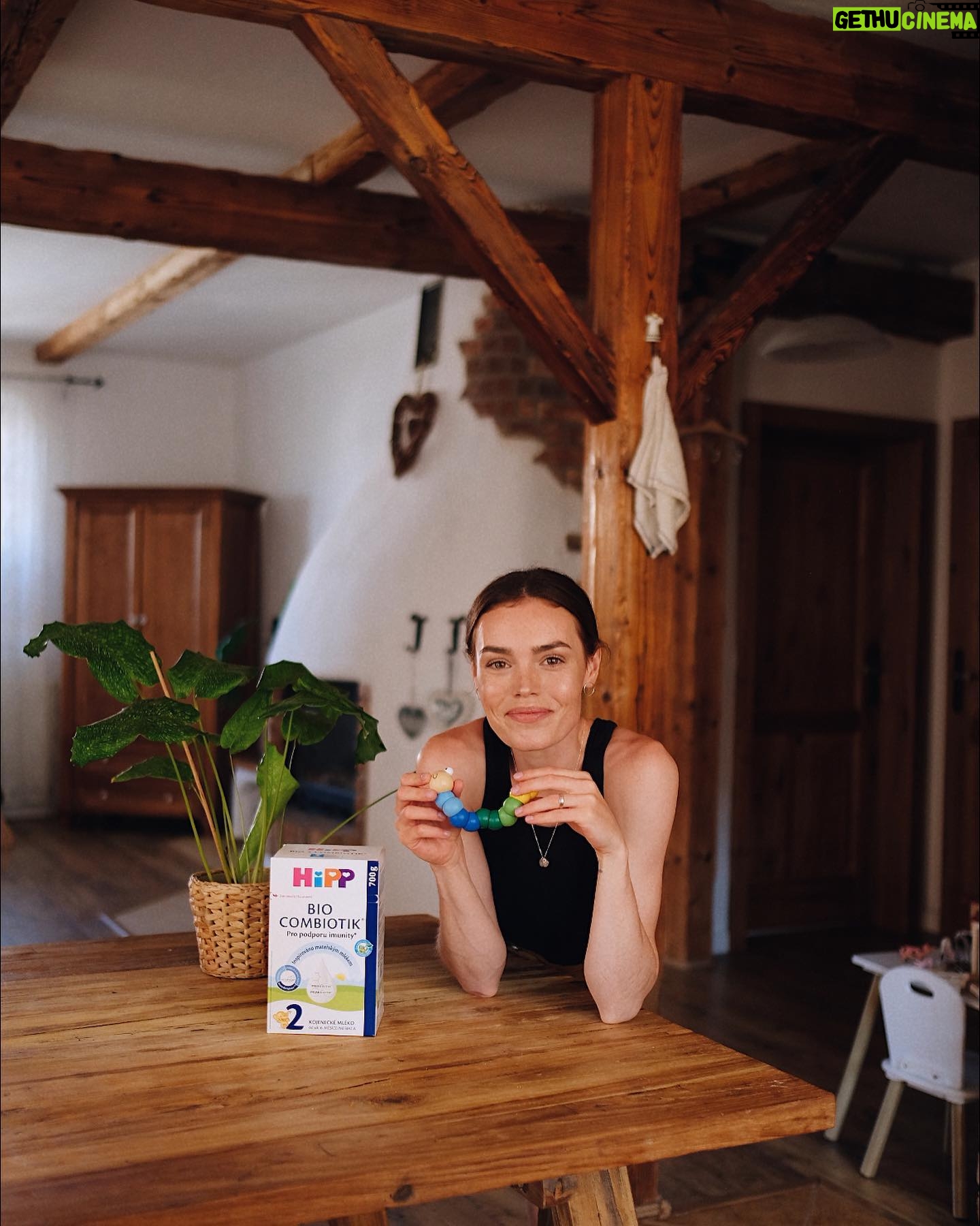 Mária Havranová Instagram - Po dlhšom čase vám chcem opäť trošku spraviť radosť súťažou, resp. skôr odmenou. My maminy chceme pre svoje deti to najlepšie a to aj z hľadiska výživy. Mne sa teda stále úspešne darí kojiť, ale nie všetky maminky majú to šťastie. Umelé mlieko neznie síce prívetivo, no napriek tomu môže mať to najkvalitnejšie možné zloženie a to nové následné mlieka Hipp Combiotik podľa mňa majú! Na vysokej úrovni kvality si zakladajú už od samého začiatku, rovnako tak aj na zložení inšpirovanom materským mliekom. Teraz v ich obsahu nájdete ako v jediných aj kyselinu listovú 🌱 (vitamín B9 ) v naštiepenej forme, v akej ju bábätko doposiaľ mohlo získať len z materského mlieka. Kyselina listová v materskom mlieku podporuje krvotvorbu, prispieva k rastu organizmu a deleniu buniek, podporuje imunitu a vývoj mozgu a nervovej sústavy. Jednoducho povedané, je pre vývoj detí veľmi významná. Okrem “listovky v naštiepenej forme” obsahujú prebiotiká aj probiotiká, taktiež množstvo vitamínov, a navyše sú blízke prírode, pretože sú v BIO kvalite. Kvalita je to na čom si Hipp zakladá, dôverujem tejto značke a preto by som chcela potešiť tri z vás a dať vám možnosť tieto mliečka získať :) *Súťaž je určená najmä pre maminky, ktoré nové mlieka už používajú. Ak z UM len začínate, neváhajte vyskúšat práve Hipp a zapojte sa tiež. Odmenené budú až 3 maminky a to o 7 dní! Losovať budem 21.6. Odmena: Pokračovacie alebo batoľacie mlieka Hipp Combiotik (Hipp 2, Hipp 3 alebo Hipp 4) 1, 10 krabíc podľa výberu 2, 8 krabíc podľa výberu 3, 6 krabíc podľa výberu Podmienky súťaže: 1, Follow na @hipp_crsk 2, Označte 1 kamošku, ktorej by výhra tiež urobila radosť #hippmleko #hipprodina #prodeti #prebiotika #probiotika #kojeneckemleko