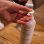 Mária Havranová Instagram - Poznáte dôvody svojej suchej pokožky? Ja asi aj áno. Málo hydratácie, málo tekutín a tvrdá voda. To je také hlavné trio, určite je však ešte viacero faktorov, ktoré to ovplyvňujú. S tvrdou vodou nič nenarobím, na nedostatku tekutín pracujem, no niesom ešte dosť dôsledná. Ale hydratáciu a starostlivosť v podobe kozmetiky XeraCalm A.D., špeciálnej na veľmi suchú až atopickú pokožku už zvládam veľmi dobre. Za krátky čas som sa o nej presvedčila a už som ju dala na odskúšanie aj sestre pre jej deti, lebo majú veľmi suchú tváričku a suché fľaky po tele a už po dvoch dňoch mi povedala, že zabral a zlepšilo sa to👏🏼. Ak ste sa s kozmetikou XeraCalm A.D. od @avene_czsk stretli aj vy, napíšte mi do komentára svoju skúsenosť :) #Avene#XeraCalm#spolupraca
