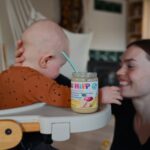 Mária Havranová Instagram - Toto je post o tom, aká som rada, že mám doma dobrých jedákov😊 Keď mal Noel obdobie príkrmov, zjedol všetko okrem toho kupovaného príkrmu. Nechcel to ani za svet a keď sme boli odcestovaní a nemala som možnosť variť, mala som hlavu v smútku, že nemá jedlo(kojenie nerátam). Jonatanovi chutí aj kupovaný príkrm! 🙌🏼 Samozrejme vyberám to najlepšie a veľmi mi to uľahčuje pri cestovaní alebo keď mám deň-zhon a nestíham variť. Preto som tentokrát presvedčila samú seba a kívla @hipp_crsk na spoluprácu, z ktorej sa teda hlavne vďaka Jonatanovi teším a budem vám prispievať naše recenzie či zdieľať obľúbené produkty. Tak ako doba ide neustále dopredu, aj Hipp napreduje, zakladá si na kvalite prírodných surovín s prihliadnutím na našu planétu. Pri výrobe využívajú zelenú energiu, zameriavajú sa na recyklované obaly a mnoho ďalšieho. Od roku 1959 používajú pre detské príkrmy sklo ako najprirodzenejší a najekologickejší obal. Starý, prírodný, nadčasový a donekonečna recyklovateľný materiál. Po zjedení fľaštičku nemusíte hneď vyhadzovať, popustite uzdu fantázie a dajte priestor tvorivej časti vašej mysle. Môžete si vyrobiť malé kvetináče, svietniky, alebo ich opätovne využívajte na uskladnenie korenín či potravín. “U našich klimaticky pozitivních příkrmů ve skle počítáme všechny emise "z polí až po sklady obchodníků". Tyto výpočty kontroluje a ověřuje TÜV Nord. Kde můžeme, emise redukujeme. Nevyhnutelné emise kompenzujeme podporou projektů na ochranu klimatu. Jeden takový projekt podporuje zemědělskou půdu. Zdravá půda, bohatá na humus, totiž dokáže dlouhodobě zadržet více uhlíku. Přírodě vracíme víc, než si z ní bereme.” Rada vám túto značku počas roka viacej predstavím, aby ste vedeli o všetkých pozitívach, prečo som sa rozhodla s Hipp spolupracovať. #spolecnedokazemevic #hippklimapositiv #hipprodina #recyklujishipp Ďakujem @jozefbuhaj za toto expresné videjko ❤️