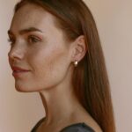 Mária Havranová Instagram – Dospela som k zmene, ktorá tu nastane a cítim sa povinná vám o nej dať vedieť. Tí, čo ma sledujete, viete, že som kresťanka. Budem úprimná a poviem vám, že dlho som sa modlila za to, čo s týmito soc.sieťami, pretože už ma nebavia ako kedysi. Moja pozornosť sa preniesla úplne inam. A trvalo to síce dlhšie, ale riešenie prišlo. Ak tu mám naďalej byť, chcem, aby moja aktivita mala vyšší zmysel. Preto tu budem pre vás …(fanfáry😀)…ako motivátor k životu s Bohom.
Aký naozaj je, z môjho pohľadu, nevychádzajúc zo žiadnej tradície či náuky, ale taký akého som ho spoznala za posledné roky. Viackrát mi prišli veľmi pozitívne ďakovné správy ohľadom viery v Boha, kt. ma utvrdzujú v tom, že je to z mojej strany správne a chcem to robiť.
Neskutočne obdivujem tých, ktorí po celom svete motivujú k vzťahu s Bohom a robia to úžasne. Lebo menia ľudské životy a bojujú tak za dobro a pravdu. Preto chcem aj ja prispieť k tomuto veľkému dielu, čím je doba horšia, tým viac to potrebujeme.
Preto by som cez svoj profil chcela zdieľať úprimne najmä náš život, moje postrehy z rôznych oblastí. Chcem, aby ste vedeli, že na mojom profile nebude nikdy pretvárka, ale naopak úprimnosť a otvorenosť, ktorá je bránou k vytváraniu a prehlbovaniu vzťahov.
Ak zostalo v niekom sklamanie, pokojne ma môžete prestať sledovať a len poďakujem, že ste tu doteraz boli. Ak je v niekom okrem prekvapenia aj kúsok zvedavosti, budem rada, keď zostanete. A keď ste sa tejto zmene potešili, teší to aj mňa a verím, že vás týmto spôsobom môžem obohatiť viac než akokoľvek inak. Mám rada zmeny v živote, malé, ale aj tie radikálne. A takou radikálnou bolo aj moje uverenie v Boha. A chcem, aby ste vedeli, že to nieje tradícia, ani náboženstvo, nieje to výchova. Je to rozhodnutie! A to moje bolo to najlepšie, aké som v živote urobila. Uplynulo 5 rokov odkedy sa zo mňa stal nový človek a týchto päť rokov sa ani nedá porovnať s tými 23 rokmi pred nimi. Ak si niekto myslí, že život bez Boha je “o dosť lepší”, zaručene pravý život s Bohom ešte nezažil. Je to podľa mňa to najvzrušujúcejšie čo človek môže na zemi zažiť. A rada vám to budem svojimi malými životnými svedectvami dokazovať.
M.
📷 @silvialeitmannova