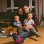 Mária Havranová Instagram - Oneskorene, ale predsa Vám aj my prajeme len to najlepšie v roku 2023! 🎉 Pevné zdravie, skutočnú lásku, silné vzťahy, úprimné priateľstvá, ale aj zdravý rozum, múdrosť a kritické myslenie. Aby ste boli silní aj v ťažkých chvíľach, ktoré počas roka prídu a zvládli ich s pokojom, rozvahou a vierou. Buďte čo najlepšie vyzbrojení na tento rok, aby Vami nič neotriaslo. Ako sa v najlepšej knihe ever píše: „Preto si vezmite Božiu výzbroj, aby ste mohli v ten deň zla odolať a tým, že všetko prekonáte, obstáť.“ ‭‭Efezanom‬ ‭6‬:‭13‬ Môj predošlý rok bol extrémne silný a prelomový vďaka Bohu. Viem, že sú aj ľudia, ktorí majú rok čo rok taký istý, bez zmeny a nejakého napredovania. Preto Vám prajem aj to, aby ste sa hýbali smerom dopredu. Aby ste neustále hľadali cestu k lepšiemu. Aby akákoľvek pýcha a sebectvo navždy opustili Vaše životy. A aby ste nastúpili na cestu uzdravenia najskôr samého seba a potom aj svojich vzťahov v rodine, v práci a medzi priateľmi. Prajem Nám všetkým naozaj zo srdca úprimne, aby bol rok 2023 veľký, prelomový, silný, odvážny, vďačný, srdečný a nezabudnuteľný! ❤️ Família Bartalosovcov 📸 @jozefbuhaj