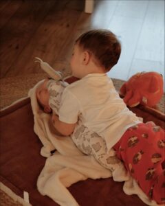 Mária Havranová Instagram - Ráno❤️ Náš tatinko chodí veľmi skoro do roboty a nestíhame sa, preto zvykne Noelovi kresliť zvieratká a necháva ich na stole, kde si ich ráno nájde a veľmi sa teší. Stal sa už z toho veľmi pekný zvyk❤️ #malickosti