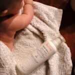 Mária Havranová Instagram - Mám suchú pokožku, to je priznanie a fakt zároveň. To, že sa večer po sprchovaní škriabem ako keby som mala blchy nie je nič príjemné, ale už som si akosi zvykla. Dokonca som už prišla aj do štádia, kedy sa mi prestalo chcieť krémovať sa a vkuse hydratovať. Keď mi ale napísali z @avene_czsk a porozprávali o nových produktoch XeraCalm, zameraných na veľmi suchú pokožku, so sklonom k atopii, chcela som ich vyskúšať. Ak sa mi uľaví, tak tomu dám šancu som si povedala. Uľavilo sa a presvedčili ma. Umývam sa s umývacím relipidačným olejom, ktorý nevonia a ani nepení(preto, že neobsahuje parfum ani mydlo), rešpektuje PH pokožky, zmierňuje svrbenie, obnovuje a posilňuje kožnú bariéru. Potom sa natriem relipidačným balzamom, spolu tvoria skvelé hydratačné kombo. Čo je super, že stačí jeden sprcháč a balzam pre celú rodinu, od bábätka až po rodičov, kľudne aj starých.☺️ #XeraCalm#Avene#spolupraca