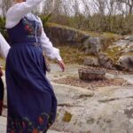 Märtha Louise Instagram – Annonse/ Hipp hipp horraaayy!! May 17th is Norway’s Constitution Day, a unique celebration where we commemorate our independence and the signing of our Constitution in 1814🖋️
🕊️

We dress up in our Bunads (our national costumes) or the nicest clothes we can find, wear ribbons and wave flags🇳🇴

The highlight of the day are all the thousands of children walking the parade singing and waving flags – and eating as much ice cream and hot dogs they can manage🌭🍦🥁

Join us in the celebration on Friday 17th May🎊