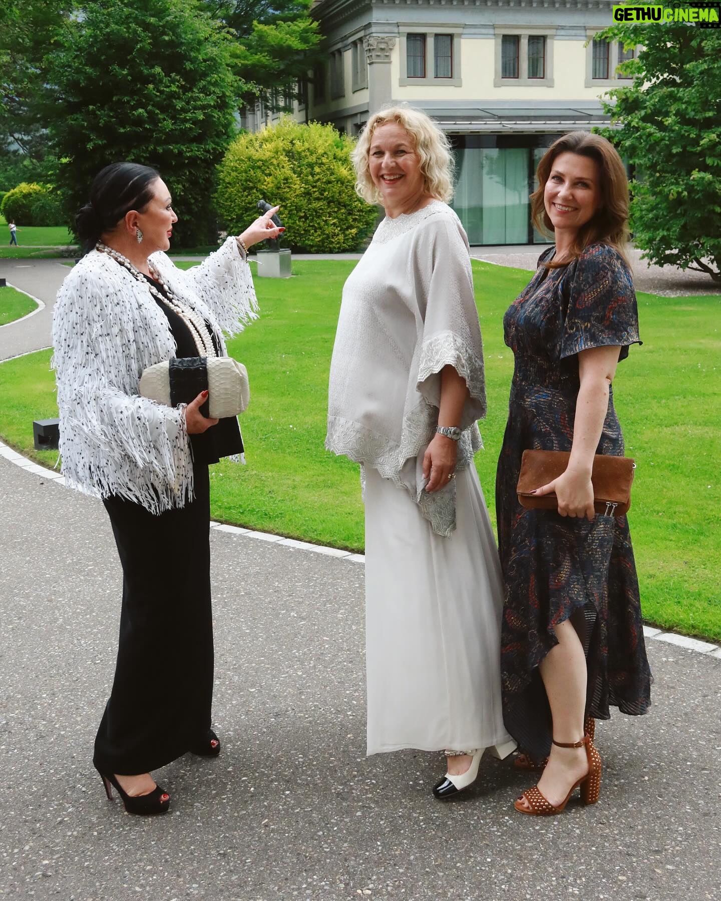 Märtha Louise Instagram - Empowering women award tonight at the League of leading ladies conference🙌🏼 #empoweringwomenaward #drivenbydreams #businesssisterhood