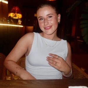 Märtha Louise Instagram - Kjære skjønne Emma. Gratulerer så masse med dagen! Jeg gleder meg til å følge deg dit livet tar deg, for du er full av energi og pågangsmot med masse humor, dybde, et skarpt blikk for detaljer og en stor kjærlighet for dyr. Elsker deg jenta mi 
❤️❤️❤️