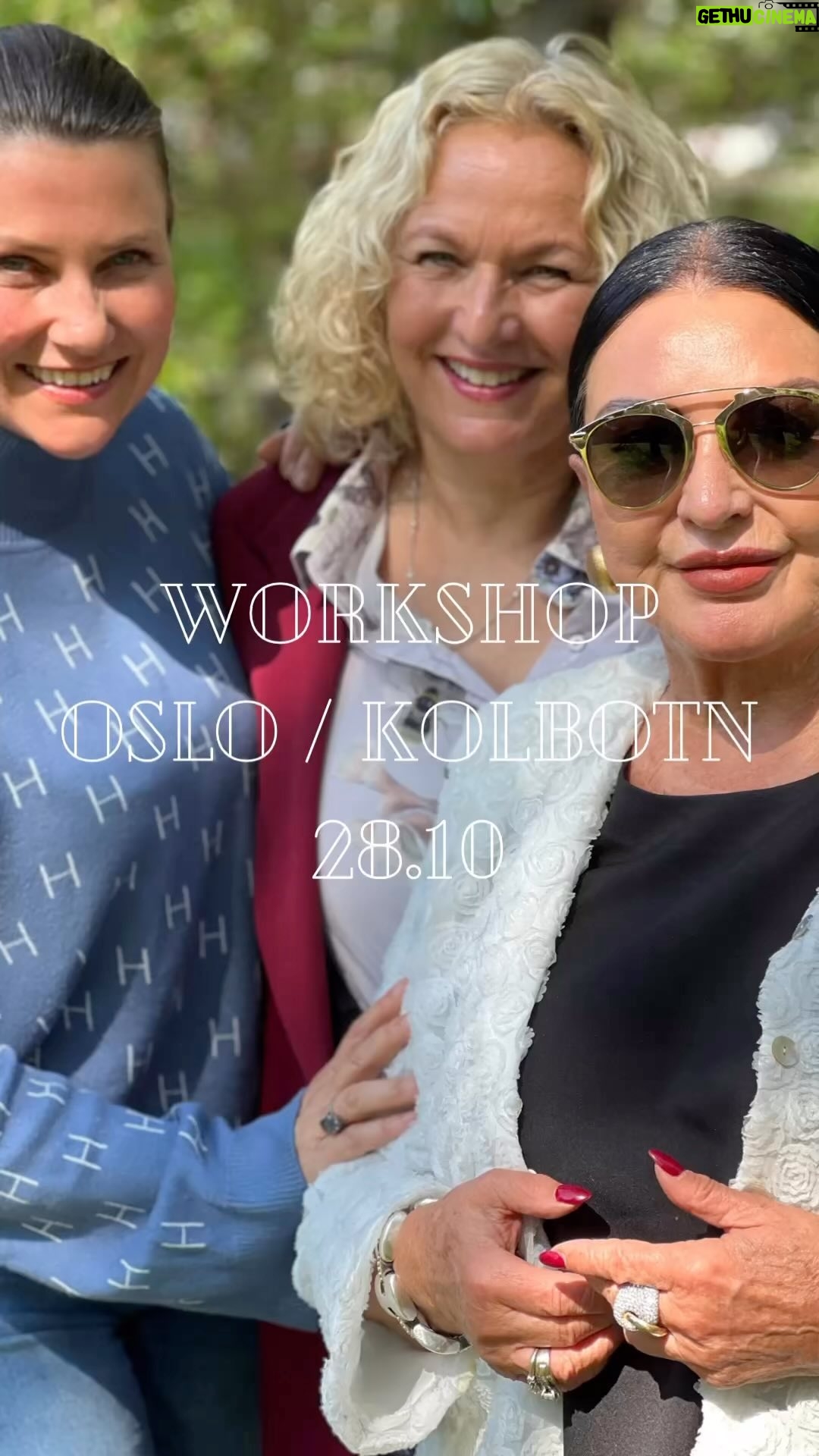 Märtha Louise Instagram - Märtha, Mari og Lilli Live – Stå støtt i en tid av kaos💛 Har du lyst til å ta deg selv på alvor i år? Kom og få frem din unike superkraft, kjærlighetskraften, som vi alle har og bevisst kan bruke for å skape et bedre liv. Vi ønsker deg velkommen til en inspirerende dag på Rosenholm Campus, 15 minutter sør for Oslo. Lett tilgjengelig med både offentlig kommunikasjon og egen bil. Her vil vi vise deg hvordan du kan finne din ekte superkraft, lære deg om hjernen i hjertet og hvordan du gjennom ord og øvelser kan forandre livet ditt til det bedre. Vi gleder oss til å se deg! Vi har planlagt to turer til denne høsten, sjekk linken i bio for å se om vi kommer til ditt område💖 Biletter selges på Ticketmaster.no // Link i bio