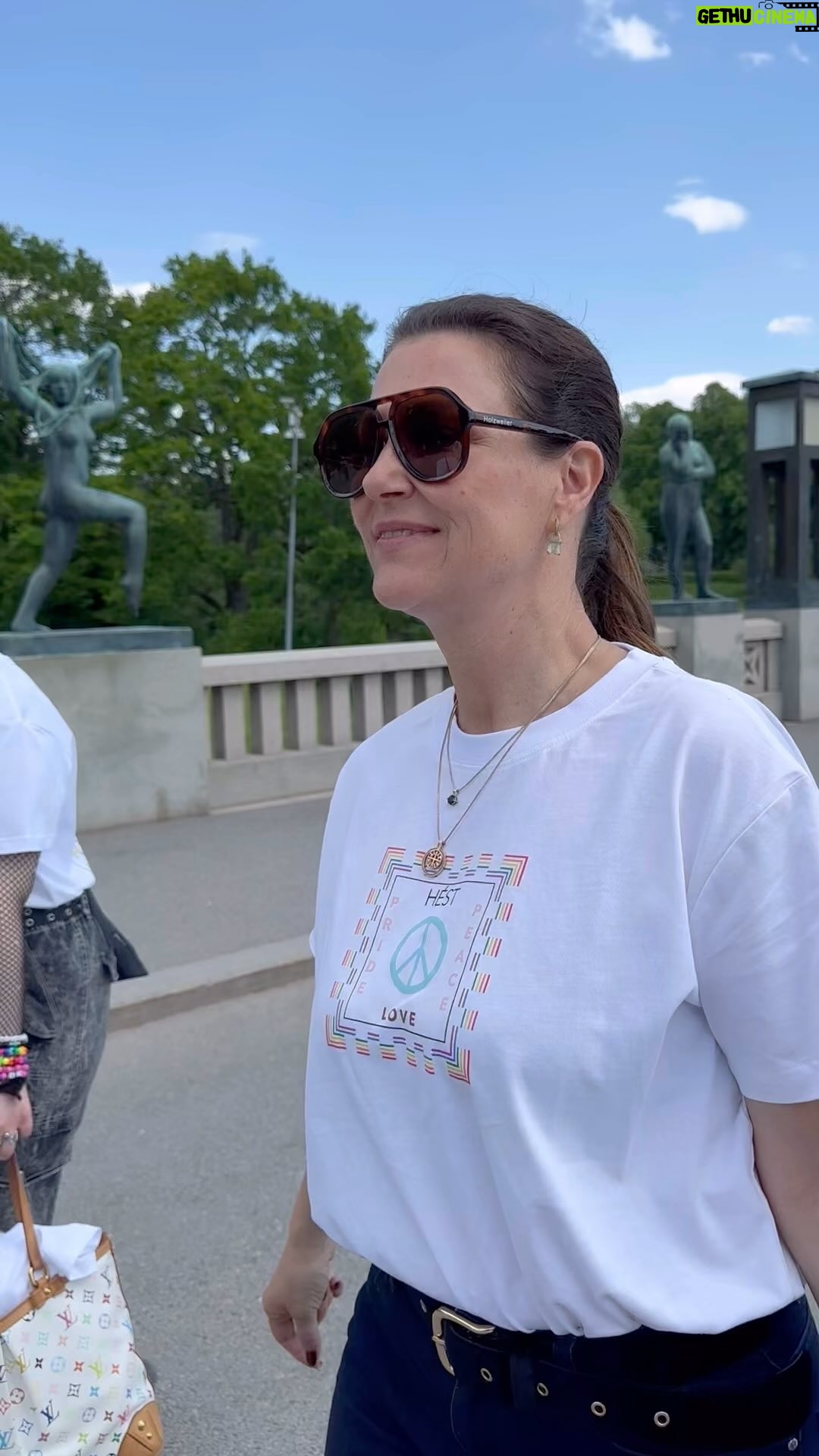 Märtha Louise Instagram - Annonse/ Vi i Hést elsker inkludering, og at alle kan være hvem de er uten å være redde for sin egen sikkerhet og at alle kan elske hvem de vil. Det må feires! Her er backstage fra dagens shoot i Frognerparken