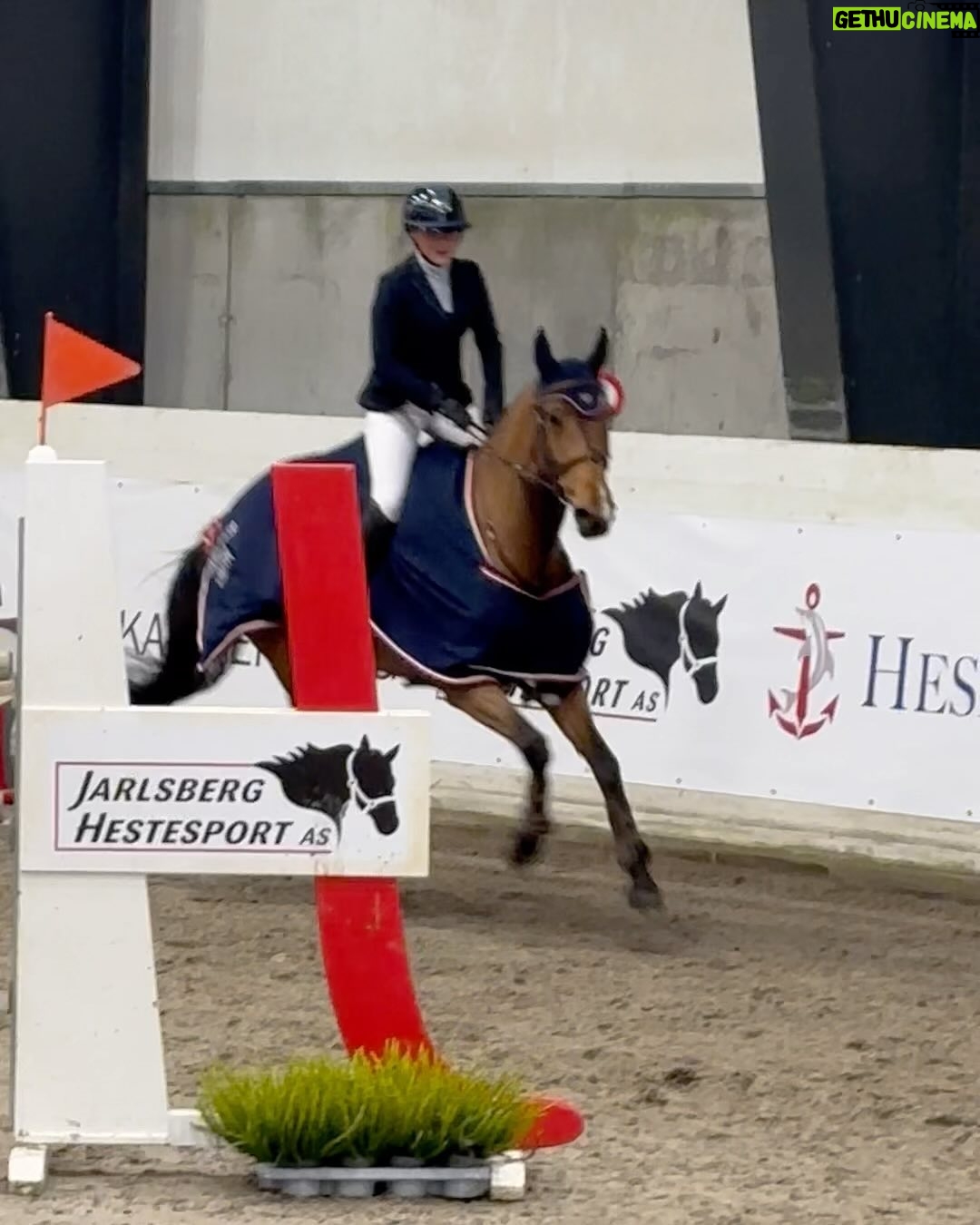 Märtha Louise Instagram - The horses have been great this weekend. The Indoor Norwegian Championship didn’t go quite our way with one down in each round, but we congratulate the winners whole heartedly: @amalielitland 🥇 @siri.endresen_ 🥈 @martinebsk 🥉 👏🇳🇴👏🇳🇴