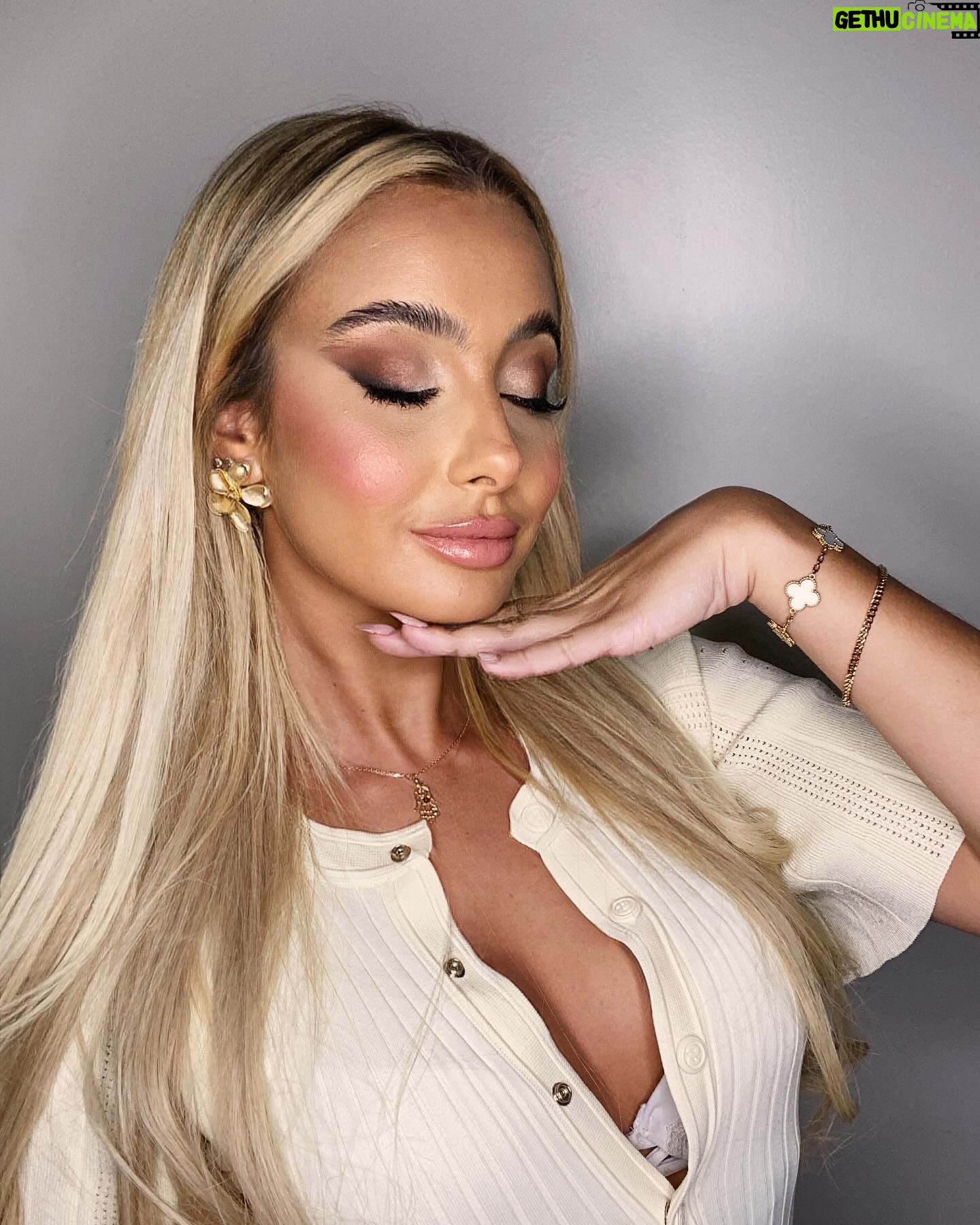 Mélissa Sbenn Instagram - Make up by me on @melsbenn 💕 #makeup #makeupartist #mua #glam #glow #sun